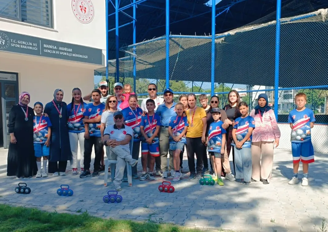 Akhisar’da ailelerin bocce mücadelesi…